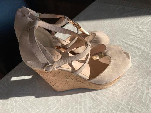 Mooie damesschoentjes maat 39, Kleding | Dames, Schoenen, Zo goed als nieuw, Beige, Ophalen