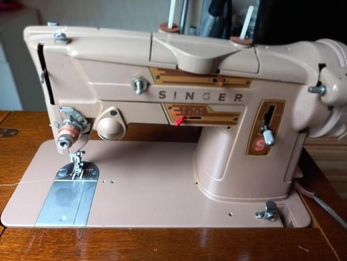 Singer naaimachine in kast, Hobby en Vrije tijd, Naaimachines en Toebehoren, Zo goed als nieuw, Naaimachine, Singer, Ophalen