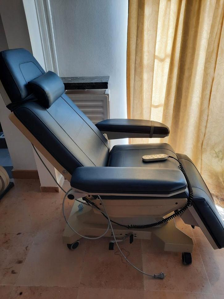 Behandelstoel met electrische bediening, Sport en Fitness, Massageproducten, Gebruikt, Ophalen