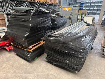Heel lot met legbord stelling beschikbaar voor biedingen