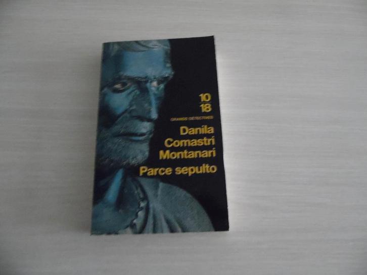 PARCE SEPULTO           DANILA COMASTRI MONTANARI, Livres, Policiers, Comme neuf, Enlèvement ou Envoi