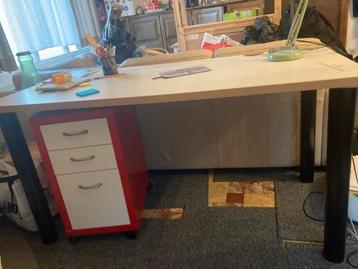 Mooi wit bureau met ladekastje beschikbaar voor biedingen