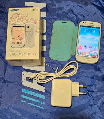 Samsung Galaxy S3 mini, met doos en accessoires beschikbaar voor biedingen