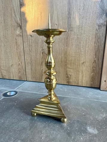 Lage kerkkandelaar beschikbaar voor biedingen