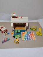 Fisher Price Vintage schooltje met gerief en popjes erbij, Kinderen en Baby's, Ophalen of Verzenden, Gebruikt, Speelset