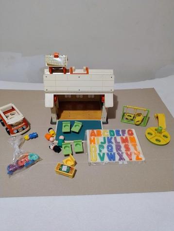 Fisher Price Vintage schooltje met gerief en popjes erbij beschikbaar voor biedingen
