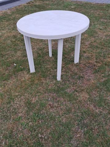 3 Ronde witte tuintafels beschikbaar voor biedingen