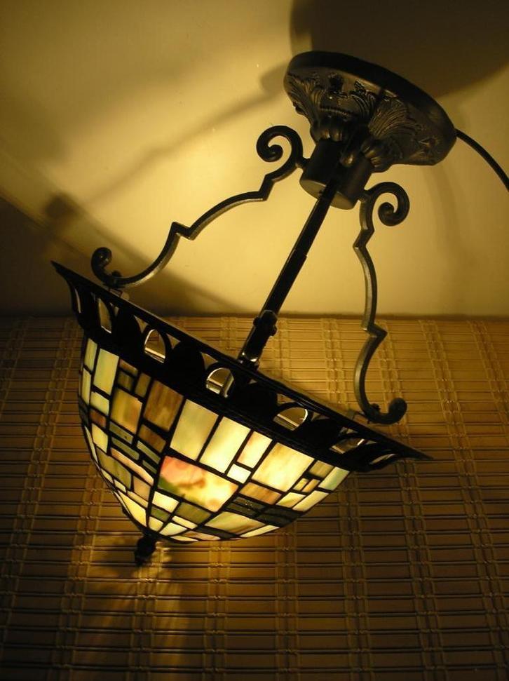 Mooie plafonniere met Tiffany kap in diverse groentinten, Huis en Inrichting, Lampen | Plafondlampen, Zo goed als nieuw, Glas