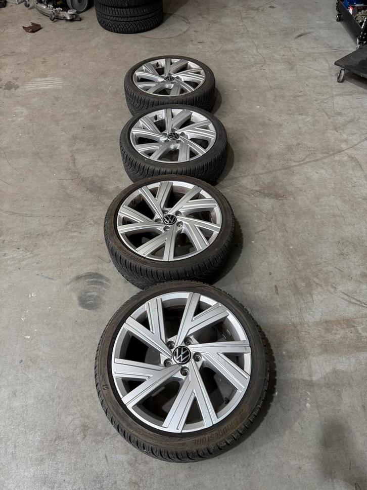 18 INCH ORIGINELE BERGAMO VELGEN VW GOLF 8 5H0601025M, Auto-onderdelen, Banden en Velgen, Band(en), Winterbanden, 18 inch, 225 mm
