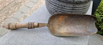 Vintage rood koperen schep beschikbaar voor biedingen