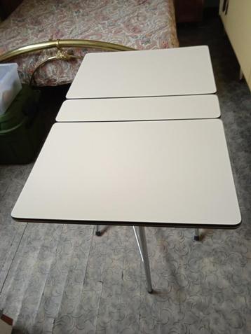 Vintage uitklaptafel beschikbaar voor biedingen