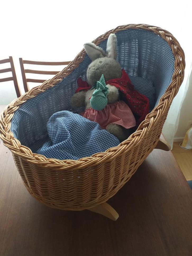 Berceau de poupée en rotin, Kinderen en Baby's, Speelgoed | Houten speelgoed, Gebruikt, Rij- of Hobbelspeelgoed, Ophalen