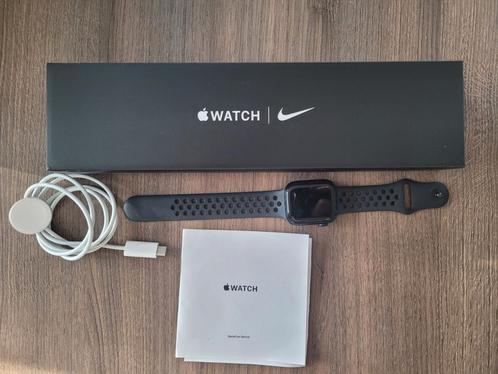 Apple Watch 7 Nike edition 41mm (WiFi), Bijoux, Sacs & Beauté, Montres connectées, Neuf, Enlèvement ou Envoi