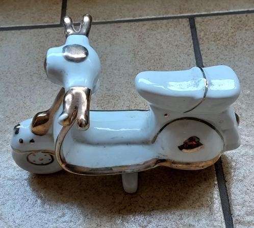 Keramiek beeldje Vespa scooter in mooie originele staat, Antiek en Kunst, Antiek | Keramiek en Aardewerk, Ophalen of Verzenden