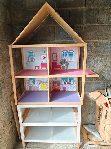 Poppen huis ( gratis af te halen) beschikbaar voor biedingen