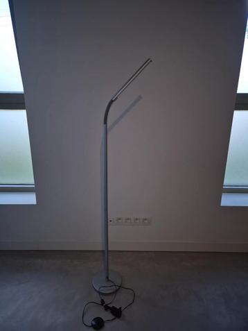 Staande ledlamp beschikbaar voor biedingen