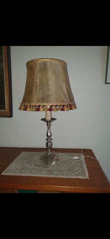 Antieke Lamp  beschikbaar voor biedingen