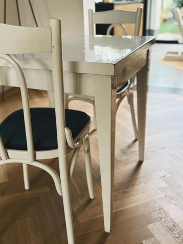 Charmante houten tafels (2) en stoelen (4) beschikbaar voor biedingen