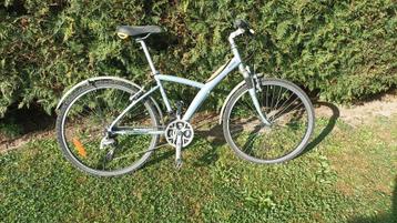 Vélo adulte dame + casque beschikbaar voor biedingen