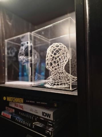 Buste en toile d'araignée Spiderman sur présentoir en acryli