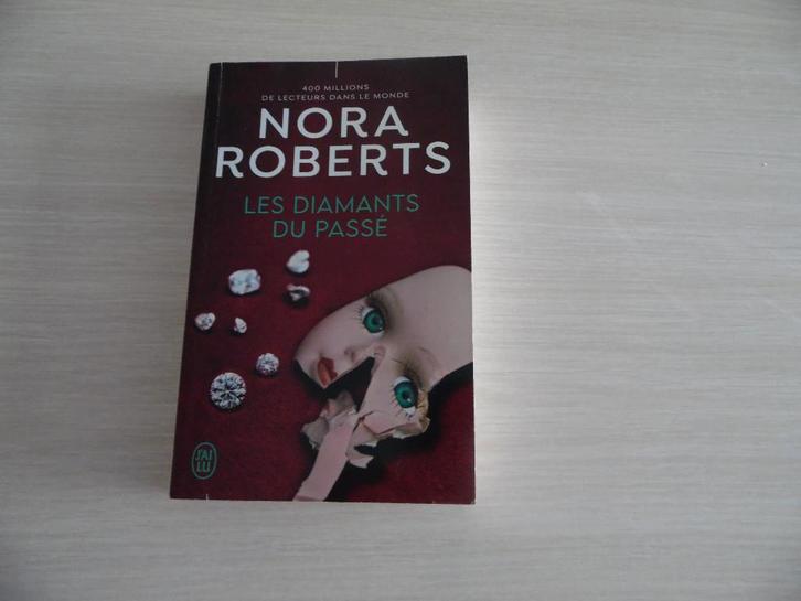 MES DIAMANTS DU PASSÉ        NORA ROBERTS, Boeken, Detectives, Zo goed als nieuw, Ophalen of Verzenden