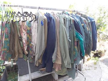 Lot van 40 stuks leger kledij en 35 baretten beschikbaar voor biedingen