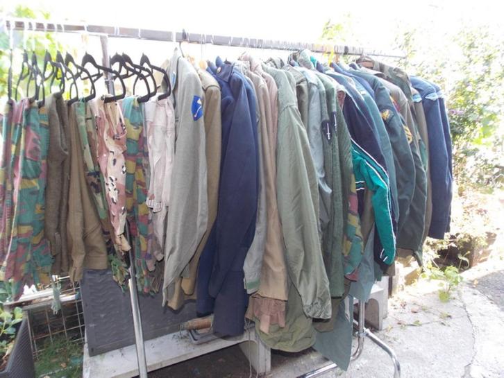 Lot van 40 stuks leger kledij en 35 baretten, Verzamelen, Militaria | Algemeen, Landmacht, Kleding of Schoenen, Ophalen