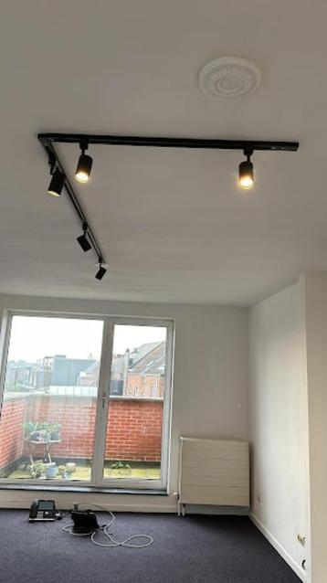 modern railsysteem met 5 spots( leds) beschikbaar voor biedingen