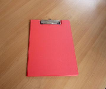 Rood dubbel klembord clipboard van Staples beschikbaar voor biedingen