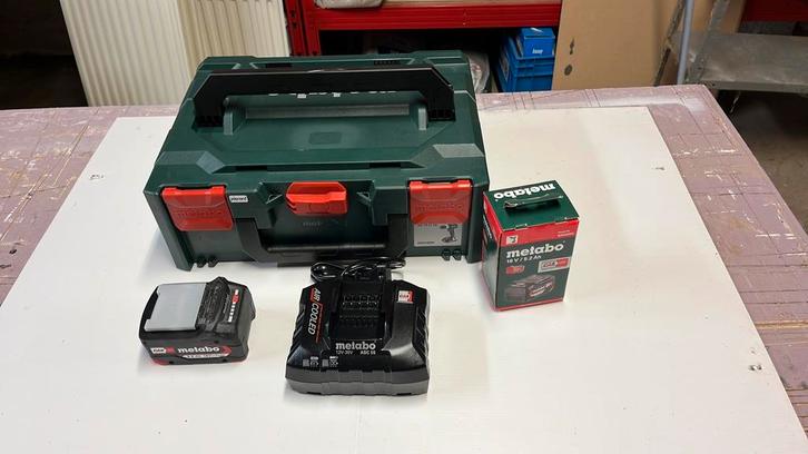 Metabo oplader, meta-box en 2 accu’s, Bricolage & Construction, Outillage | Foreuses, Comme neuf, Enlèvement