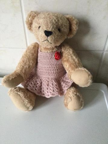 Teddybeer met jurkje disponible aux enchères