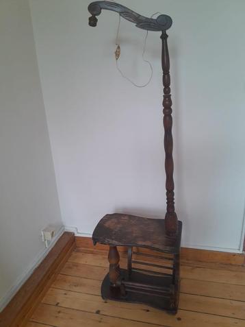 Antieke tijdschriftenkast met geïntegreerde lamp (te restaur beschikbaar voor biedingen