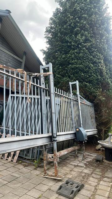 Vrijhangende schuifpoort met motor beschikbaar voor biedingen
