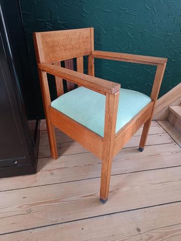 Mooie houten stoel/zetel beschikbaar voor biedingen