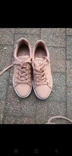 Chaussures roses Guess, Vêtements | Femmes, Chaussures, Neuf, Guess, Rose, Sneakers et Baskets