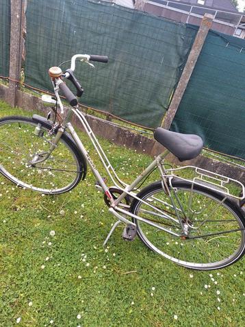 Damesfiets beschikbaar voor biedingen