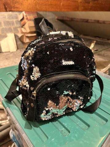 Rugzakje met glitter en oortjes beschikbaar voor biedingen