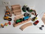 A saisir - Train en bois Brio avec personnages et véhicules, Ophalen, Gebruikt, Duw- of Trekspeelgoed