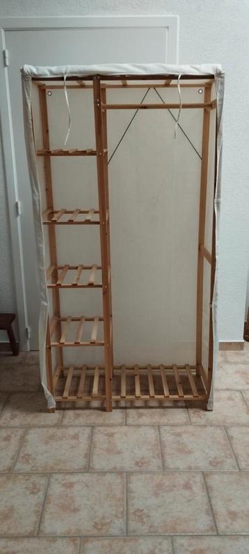 Etagère, armoire penderie en bois et tissu.  beschikbaar voor biedingen