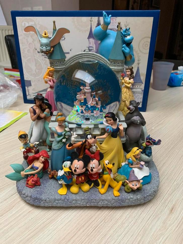 Disney sneeuwbol 2004 (zeldzaam item), Verzamelen, Disney, Zo goed als nieuw, Beeldje of Figuurtje, Overige figuren, Ophalen of Verzenden
