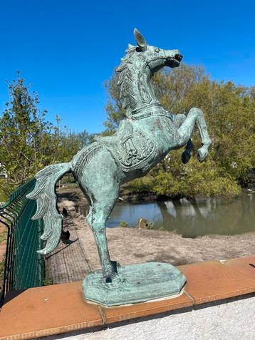 Koperen standbeeld paard