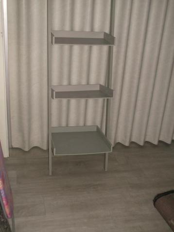 Rekje voor badkamer beschikbaar voor biedingen