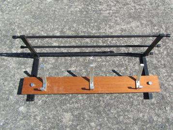 Oude vintage wandkapstok uit de jaren 70: hout, gezwart meta beschikbaar voor biedingen