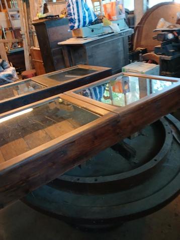 2vitrine kasten  beschikbaar voor biedingen
