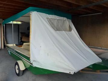 Hypozomaticboat, bateau de camping avec une tente dressable