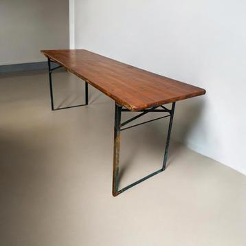 Vintage houten inklapbare tafel met ijzeren frame  beschikbaar voor biedingen
