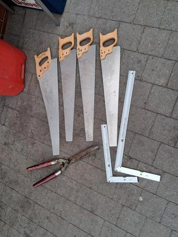 4 handzagen, 2 winkelhaken en 1 oudere haagschaar. beschikbaar voor biedingen