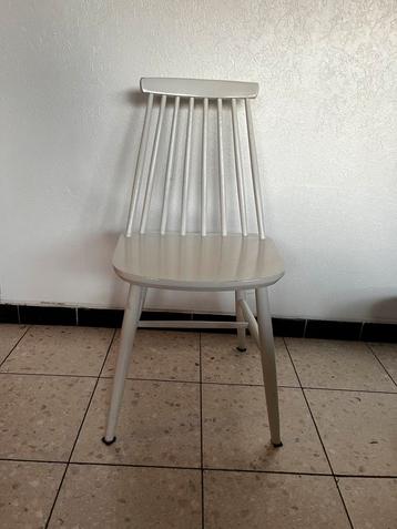 Spijlenstoel wit beschikbaar voor biedingen