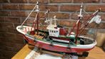 Model met houten trawler, Ophalen, Zo goed als nieuw