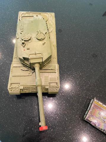 Mooie tank jaren 70 met batterijen  beschikbaar voor biedingen